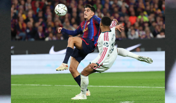 Pertahanan Barcelona, Gerard Martin (kiri), diasak penyerang Real Madrid, Kylian Mbappe, ketika aksi perlawanan La Liga antara FC Barcelona dengan Real Madrid CF di Stadium Camp Nou, Barcelona, pada 25 Oktober 2026. (Foto AFP / Lluis Gene)