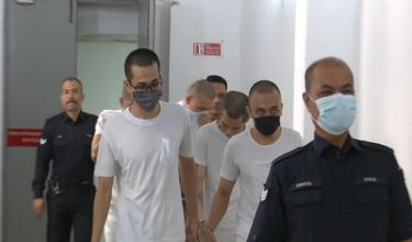 Dua rakan dibebaskan atas pertuduhan memiliki ganja seberat 445 gram di Skudai, tiga tahun lalu.