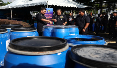 Timbalan Ketua Polis Perak, Datuk Azizi Mat Aris (tengah) melihat dadah yang dirampas pada program pelupusan barang kes JSJN Perak di IPK Perak / Foto Bernama