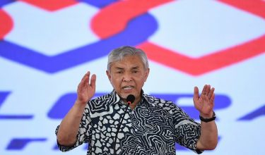 Timbalan Perdana Menteri Datuk Seri Dr Ahmad Zahid Hamidi menyampaikan ucapan ketika hadir pada program Felcra MADANI Santuni Rakyat @ Lumadan di Beaufort/BERNAMA