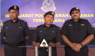 Ketua Polis Daerah Kemaman, Superintenden Mohd Razi Rosli (tengah) ketika sidang media di IPD Kemaman