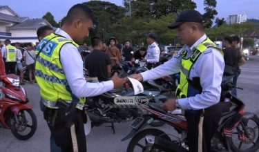 Polis mengeluarkan saman dan memeriksa motosikal yang disita