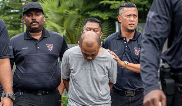 Zainizan Zainal dihadapkan ke Mahkamah Majistret atas pertuduhan membunuh Suri Narudin yang mayatnya ditemukan di dalam beg ditanam di belakang sebuah rumah/Foto BERNAMA
