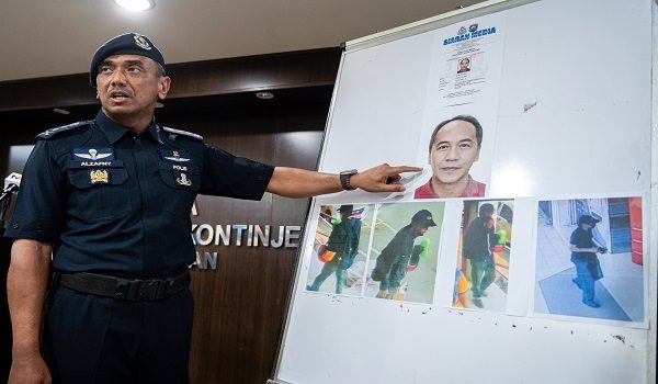 Ketua Polis Negeri Sembilan, Datuk Alzafny Ahmad menunjukkan wajah suspek yang dikehendaki berhubung kejadian letupan di kawasan Desa Palma pada sidang media di Ibu Pejabat Polis Kontinjen (IPK) Negeri Sembilan, hari ini/ BERNAMA