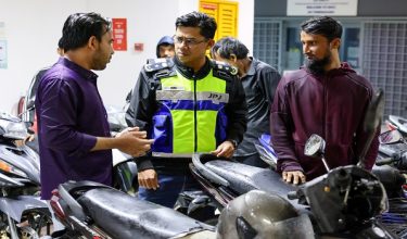 Pengarah Jabatan Pengangkutan Jalan (JPJ) Terengganu, Mohd Zamri Samion (tengah), menyoal seorang warga asing yang menunggang motosikal menerusi Operasi Penguatkuasaan Warga Asing (Ops PEWA) hari ini/ BERNAMA