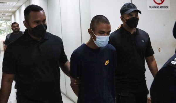 Seorang lelaki didakwa di Mahkamah Majistret atas dua pertuduhan membunuh ibu dan adik angkatnya dalam kejadian kebakaran di sebuah rumah pada 10 Dis lepas/Foto BERNAMA