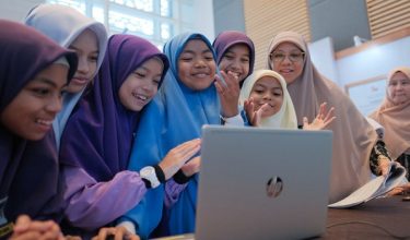 Calon-calon Ujian Penilaian Kelas KAFA (UPKK) 2024 menyemak keputusan selepas pengumuman keputusan Ujian Penilaian Kelas Al-Quran Dan Fardhu Ain (UPKK) Tahun 2024/ BERNAMA