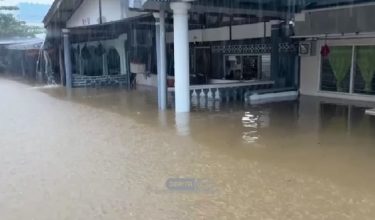 Hujan berterusan di Terengganu menyebabkan kawasan bandar dilanda banjir