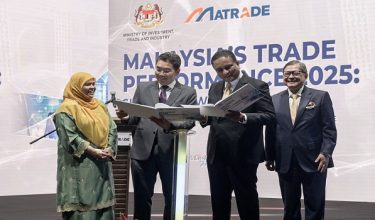 KUALA LUMPUR , 27 Jan -- Timbalan Menteri Pelaburan, Perdagangan dan Industri Sim Tze Tzin bergambar pada Majlis Pasca Pengumuman Prestasi Perdagangan Malaysia 2025 di Menara MATRADE, Kuala Lumpur, hari ini.

Turut sama Pengerusi MATRADE Datuk Seri Reezal Merican Naina Merican (dua, kanan), Timbalan Ketua Setiausaha MITI Mastura Ahmad Mustafa (kiri) dan Ketua Pegawai Eksekutif Perbadanan Pembangunan Perdagangan Luar Malaysia (MATRADE) Abu Bakar Yusof (kanan).

-- fotoBERNAMA (2026) HAK CIPTA TERPELIHARA