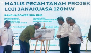 Timbalan Perdana Menteri, Datuk Seri Fadillah Yusof menandatangani plak simbolik menyempurnakan Majlis Pecah Tanah Projek Loji Janakuasa 120MW di Kawasan Perindustrian Rancha-Rancha hari ini/ BERNAMA