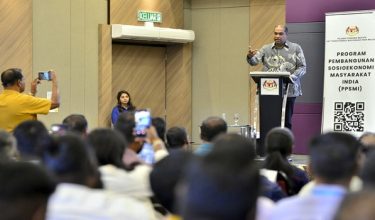 PUTRAJAYA, 27 Jan -- Menteri Sumber Manusia Datuk Seri R. Ramanan ketika berucap pada majlis menandatangani dan penyerahan surat pemaklumkan program Dharma MADANI KESUMA di sini hari ini.

--fotoBERNAMA (2026) HAK CIPTA TERPELIHARA