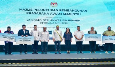 Perdana Menteri, Datuk Seri Anwar Ibrahim (lima, kiri) bergambar bersama penerima sumbangan daripada 12 institusi di sekitar Semenyih pada Majlis Pelancaran Pembangunan Prasarana Awam Semenyih/ BERNAMA