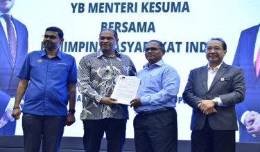 Menteri Sumber Manusia Datuk Seri R. Ramanan (dua, kiri) menyampaikan Surat Pemakluman Program Dharma MADANI KESUMA kepada penerima hari ini/ BERNAMA