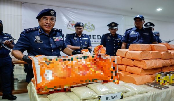 PELABUHAN KLANG, 27 Jan --  Pengarah Kastam Negeri Selangor, Mohamad Azhar Ahmad Paharazi (kiri), menunjukkan pelbagai komoditi yang dirampas anggaran nilai dan cukai keseluruhan melebihi RM5.75 juta di Pejabat Kastam Selangor, Pelabuhan Utara, hari ini. 

-- fotoBERNAMA (2026) HAK CIPTA TERPELIHARA


PORT KLANG, Jan 27 -- Selangor Customs Director Mohamad Azhar Ahmad Paharazi (left) shows various seized commodities with an estimated total value and duties exceeding RM5.75 million at the Selangor Customs Office, North Port, today. 

-- fotoBERNAMA (2026) COPYRIGHT RESERVED
