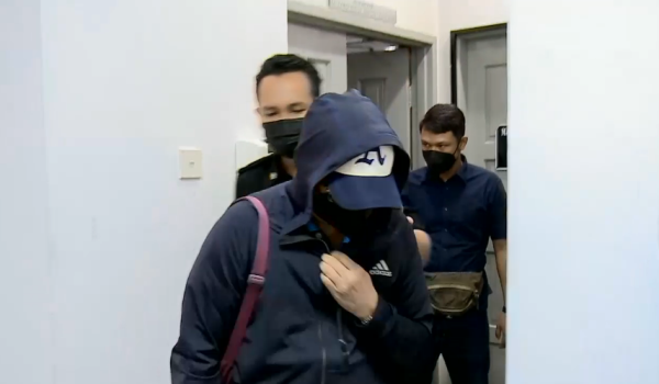 Dua pegawai imigresen mengaku tidak bersalah di Mahkamah Sesyen Johor Bahru atas empat pertuduhan rasuah berkaitan pengaturan kaunter warga asing.