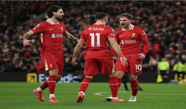 Para pemain Liverpool, Alexis Mac Allister dari Liverpool meraikan jaringan gol kedua bersama Mohamed Salah dan Dominik Szoboszlai / Foto REUTERS