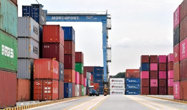 PELABUHAN KLANG, 28 Ogos -- Suasana kelihatan sibuk apabila kerja-kerja mengalihkan kontena sedang beroperasi ketika tinjauan di Yard Kontena Blok K Pelabuhan Klang.

Menteri Pengangkutan Anthony Loke Siew Fook meminta Pelabuhan Klang (LPK) lebih proaktif untuk meningkatkan produktiviti dan memastikan fasiliti itu mampu tersenarai antara 10 pelabuhan paling sibuk dunia bagi tahun ini.

Pelabuhan Klang turut menunjukan indikator positif dengan statistik kendalian kontena semasa dangangan 10.5 peratus berbanding tahun sebelumnya.

--fotoBERNAMA (2024) HAK CIPTA TERPELIHARA
