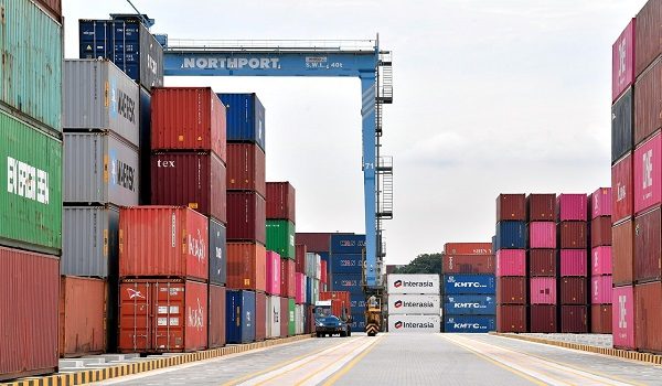PELABUHAN KLANG, 28 Ogos -- Suasana kelihatan sibuk apabila kerja-kerja mengalihkan kontena sedang beroperasi ketika tinjauan di Yard Kontena Blok K Pelabuhan Klang.

Menteri Pengangkutan Anthony Loke Siew Fook meminta Pelabuhan Klang (LPK) lebih proaktif untuk meningkatkan produktiviti dan memastikan fasiliti itu mampu tersenarai antara 10 pelabuhan paling sibuk dunia bagi tahun ini.

Pelabuhan Klang turut menunjukan indikator positif dengan statistik kendalian kontena semasa dangangan 10.5 peratus berbanding tahun sebelumnya.

--fotoBERNAMA (2024) HAK CIPTA TERPELIHARA