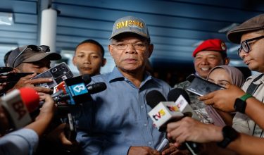 Menteri Dalam Negeri ,Datuk Seri Saifuddin Nasution Ismail bercakap ketika sidang media sewaktu mengadakan lawatan tinjauan Operasi Khas Pagar Laut Agensi Penguatkuasaan Maritim Malaysia di Kapal Maritim (KM) Tun Fatimah hari ini/ BERNAMA