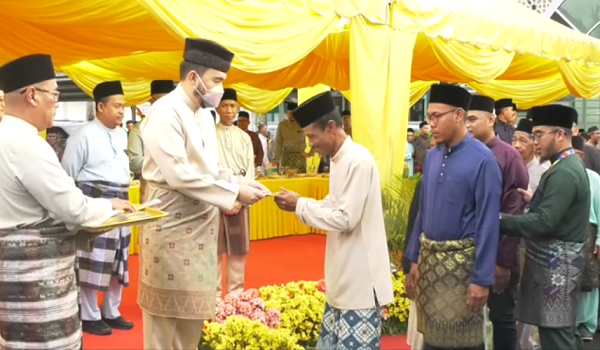 Raja Muda Selangor, Tengku Amir Shah 
berkenan menyampaikan sumbangan Hari Raya Aidilfiri kepada asnaf/ RTM