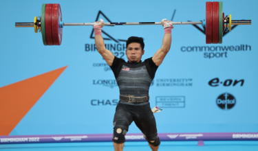 Atlet angkat berat negara, Aznil Bidin ketika beraksi pada Sukan komanwel Birmingham/BERNAMA