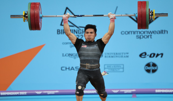 Atlet angkat berat negara, Aznil Bidin ketika beraksi pada Sukan komanwel Birmingham/BERNAMA