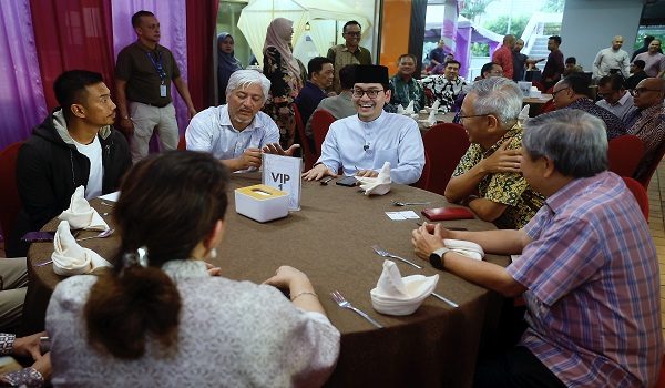 Menteri Belia dan Sukan, Dr Mohammed Taufiq Johari (tiga, kanan) hadir pada Majlis Iftar Media Bersama Menteri Belia dan Sukan di Kelab Golf Negara Subang/ BERNAMA