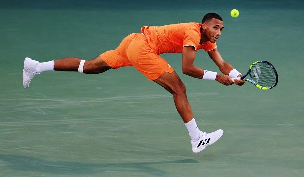 Pemain Kanada, Felix Auger-Aliassime beraksi ketika perlawanan suku akhir Terbuka Dubai menentang Jiri Lehecka dari Republik Czech/ REUTERS
