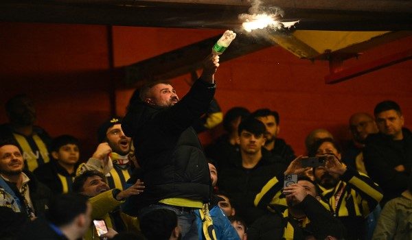Para penyokon Nottingham Forest bersorak girang atas kejayaan pasukan / AFP