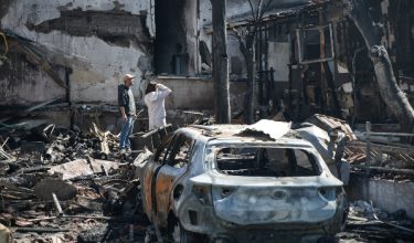sebuah kediaman yang musnah akibat serangan roket oleh Hizbullah/Foto REUTERS