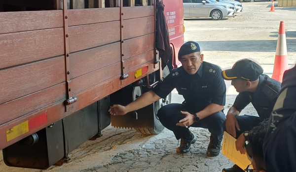 Superintenden Mohd Radzi menunjukkan tangki lori yang diubah suai untuk tujuan penyelewengan