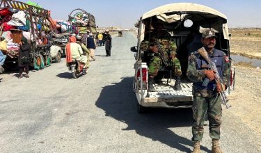 Anggota polis Balochistan Constabulary mengawal jalan ke Terminal Sempadan Chaman susulan pertempuran Pakistan-Afghanistan di lintasan sempadan./Foto REUTERS