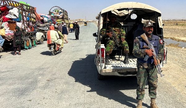 Anggota polis Balochistan Constabulary mengawal jalan ke Terminal Sempadan Chaman susulan pertempuran Pakistan-Afghanistan di lintasan sempadan./Foto REUTERS