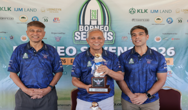 Presiden Eagles Rugby Club, Velayuthan Tan (tengah) menunjukkan piala Kejohanan Ragbi Borneo 7s selepas sidang media di Eagles Nest, Eagles Rugby Club./BERNAMA