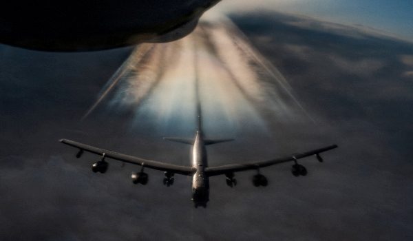 Pesawat tangki KC-135 Stratotanker Tentera Udara AS mengisi minyak pesawat pengebom B-52H Stratofortress semasa Operasi Epic Fury/Foto REUTERS