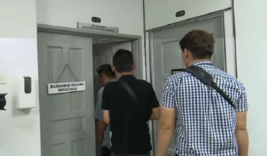 Tiga tertuduh dihadapkan ke Mahkamah Sesyen Johor Bahru hari ini atas dakwaan membuang sisa pepejal pembinaan di lokasi tidak dibenarkan.