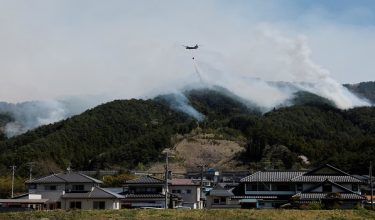 A helicopter conducts firefighting operations as wildfires continue in Otsuchi, Iwate Prefecture, Japan, April 26, 2026. REUTERS/Kim Kyung-Hoon