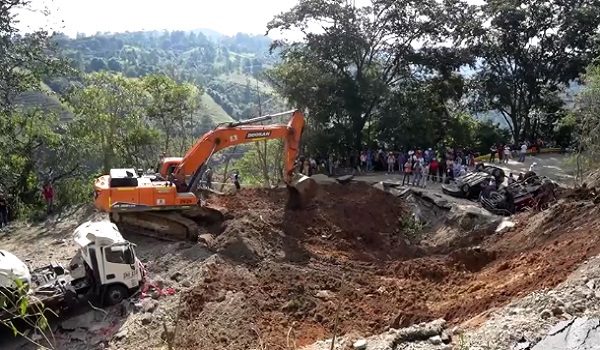 Insiden letupan besar di jalan raya Colombia yang didakwa dilakukan kumpulan bersenjata/ REUTERS