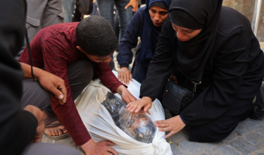 Seorang wanita dan dua anaknya terbunuh akibat serangan rejim Zionis menyerang rumah kediaman berhampiran hospital Kamal Adwan di Beit Lahia di utara Gaza/ AFP