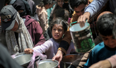 Penduduk Palestin mendapatkan makanan di kem pelarian Nuseirat/ AFP