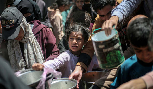Penduduk Palestin mendapatkan makanan di kem pelarian Nuseirat/ AFP
