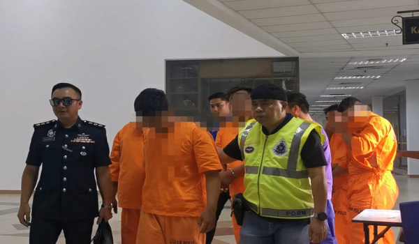 Semua suspek berusia antara 26 hingga 45 tahun, tiba di Mahkamah Sesyen Kuching sekitar pukul 9.35 pagi