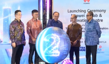 Perdana Menteri, Datuk Seri Anwar Ibrahim (tengah) pada majlis pelancaran Makmal AI dan Pusat Inovasi Huawei.