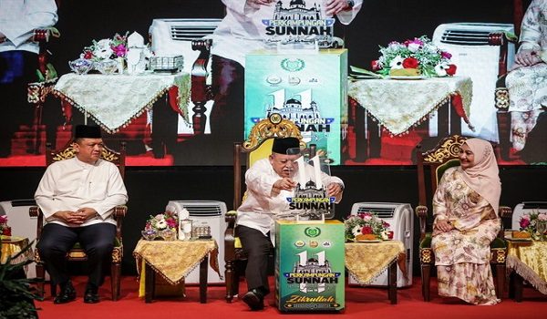 KANGAR, 27 April -- Raja Perlis Tuanku Syed Sirajuddin Jamalullail berkenan menyempurnakan majlis penutup program Perkampungan Sunnah Siri Ke-11 di pekarangan Masjid Alwi malam tadi.

Turut berangkat Raja Muda Perlis Tuanku Syed Faizuddin Putra Jamalullail dan Raja Puan Muda Perlis Tuanku Dr Hajah Lailatul Shahreen Akashah Khalil.

-- fotoBERNAMA (2026) HAK CIPTA TERPELIHARA
