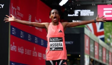 Athletics - London Marathon - London, Britain - April 26, 2026 Ethiopia's Tigst Assefa celebrates after winning the women's elite race REUTERS/Matthew Childs