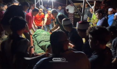 Allahyarham Muhammad Syukri Bazli dikebumikan di tanah perkuburan 
Islam, Kampung Peroh, Ajil