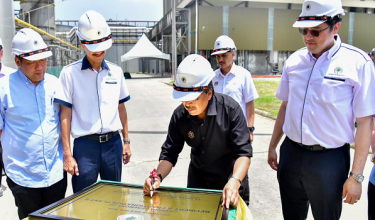 Menteri Perladangan dan Komoditi, Datuk Seri Johari Abdul Ghani merasmikan Kilang Penapisan Sarawak Oil Palms 2 di Fasa 2 Kawasan Perindustrian Kidurong di sini, hari ini.