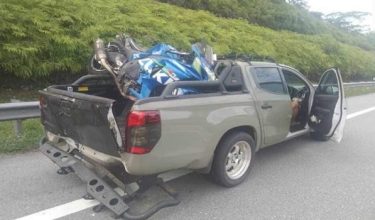 Keadaan motosikal berkuasa tinggi ditunggang mangsa yang merempuh belakang kenderaan pacuan empat roda yang brek mengejut