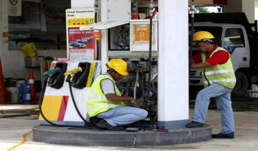 RON97 turun 20 sen, RON95 (tanpa subsidi) turun 15 sen, manakala diesel di Semenanjung turun 10 sen/ Foto BERNAMA