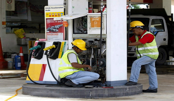 RON97 turun 20 sen, RON95 (tanpa subsidi) turun 15 sen, manakala diesel di Semenanjung turun 10 sen/ Foto BERNAMA